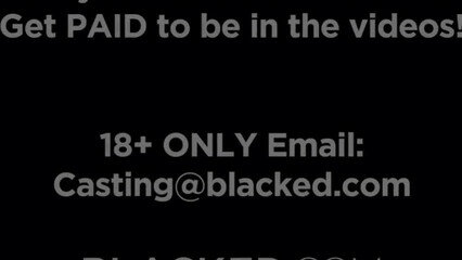 Блондинка с маленькими сисечками забавляется с большими черными хуями