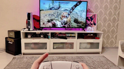 Молодая девушка в очках знает, каким способом отвлечь парня от приставки