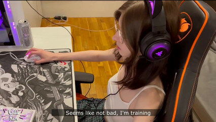 Сестра студентка отсосала брату за скины в видеоигре