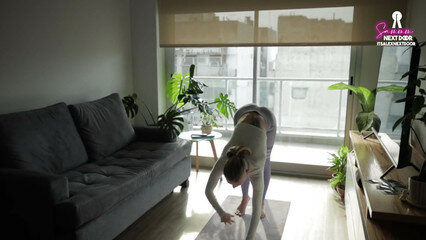 Извращенный парень жестко трахает свою подругу в штанах для йоги