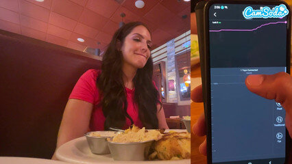 Публичный оргазм молодой девчонки от дистанционного вибратора в ресторане