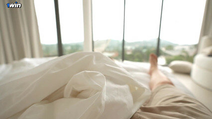 Рискованный секс с русской подругой рядом со спящей женой