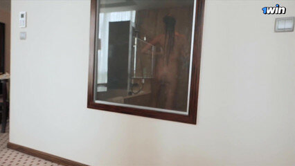 Сводная сестра отсосала мне член, когда я увидел её голой в душе