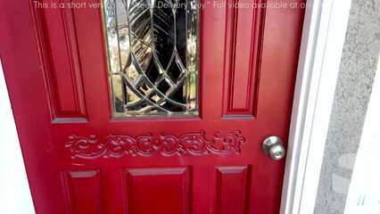 Милфа смачно облизывает член и просит выебать её в задницу