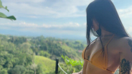 Красотка меня так завела, что дал на рот и выебал в общественном джакузи