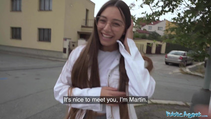 Рискованный секс в общественном бассейне – ебля в обмен на деньги