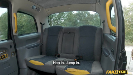 Негр забыл деньги и разрешил таксисту трахнуть свою девушку