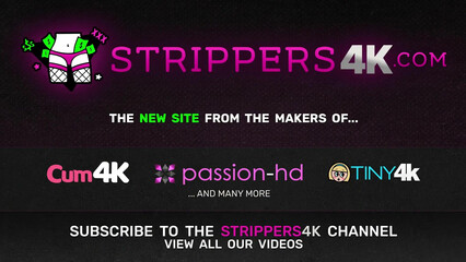 Рождественский секс – милашка Riley Reid кончает сквиртом