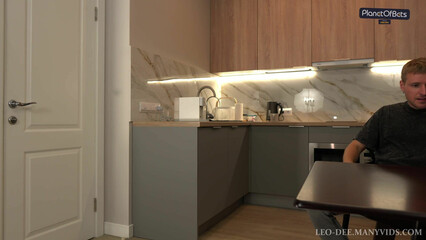 Муж трахнул красивую подругу жены, пока та была в душе