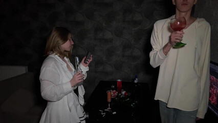 Трахнул девушку друга на вечеринке, ведь приятель был не против